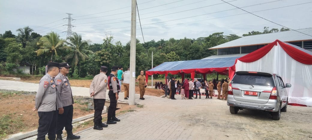 Anggota Polsek Rangkasbitung Polres Lebak Giat PAM Oprasi Pasar Murah Ramadhan 1446 H