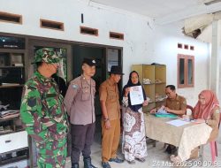 Bhabinkamtibmas Polsek Rangkasbitung Polres Lebak Monitoring Penyaluran BLT DD Di Kantor Desa Kalanganyar