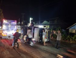 Anggota Polsek Rangkasbitung Polres Lebak Giat Gatur Lalin Akibat Adanya Laka Tunggal
