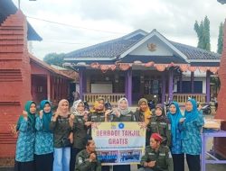 Pemdes Surakarta Bagikan 700 Takjil Gratis untuk Warga Dan Pengguna Jalan