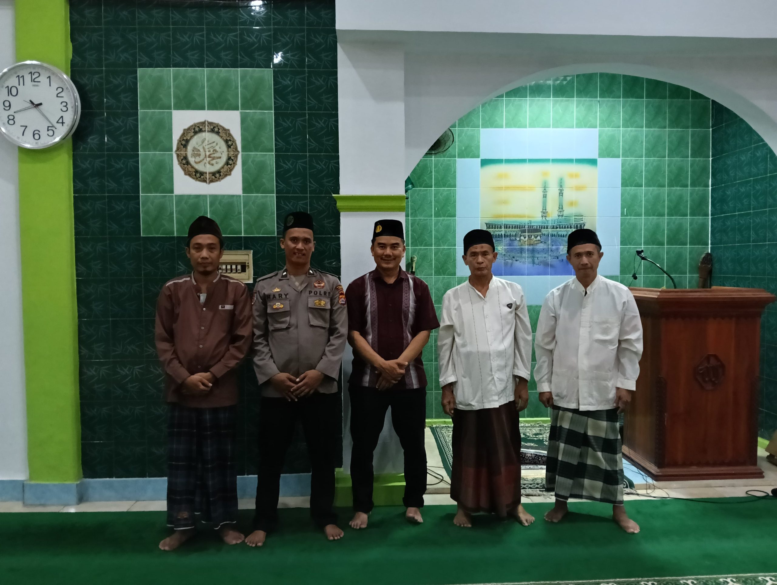 Bersama Masyarakat, Kapolsek Cimarga Polres Lebak dan Anggota Laksanakan Shalat Taraweh Keliling