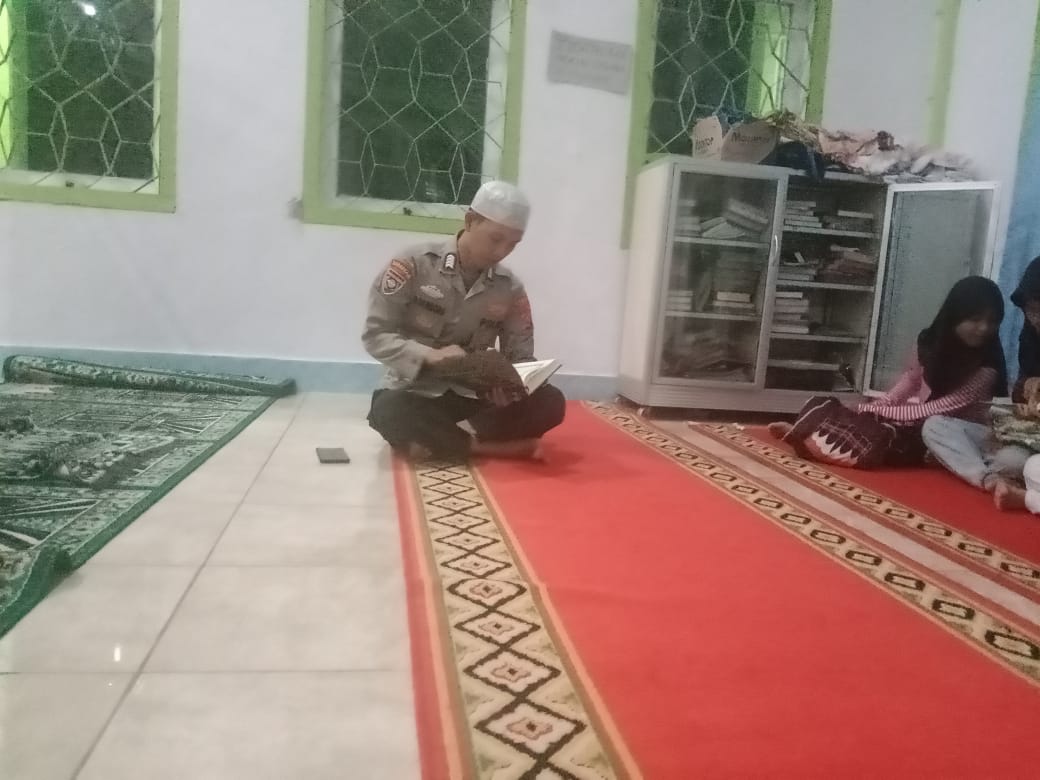 Bhabinkamtibmas Polsek Cimarga Polres Lebak Gelar Tadarusan Di Masjid Nurul Iman