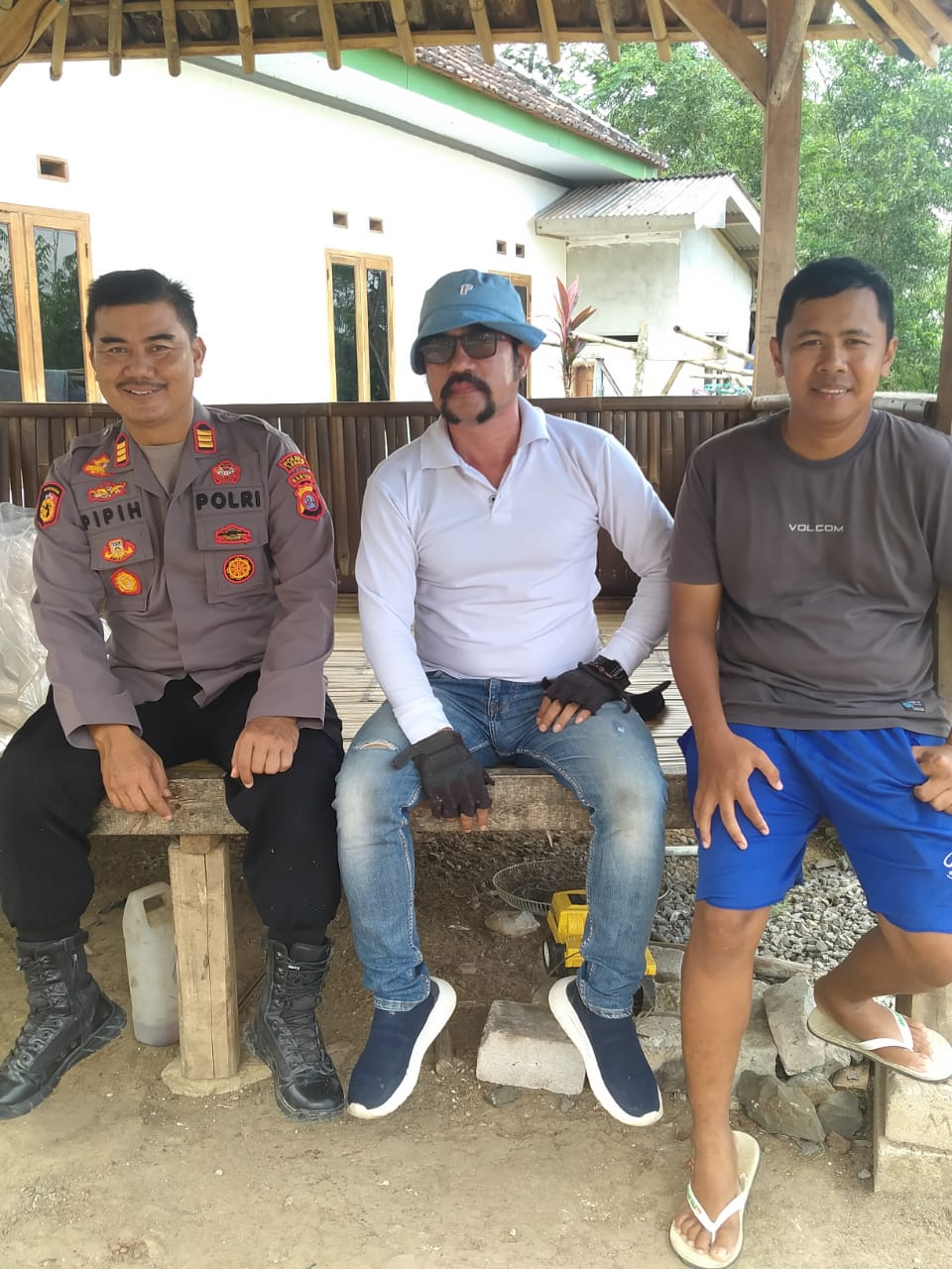 Ngobrol Dengan Warga Tambak, Kapolsek Cimarga Polres Lebak Sampaikan Himbauan Kamtibmas
