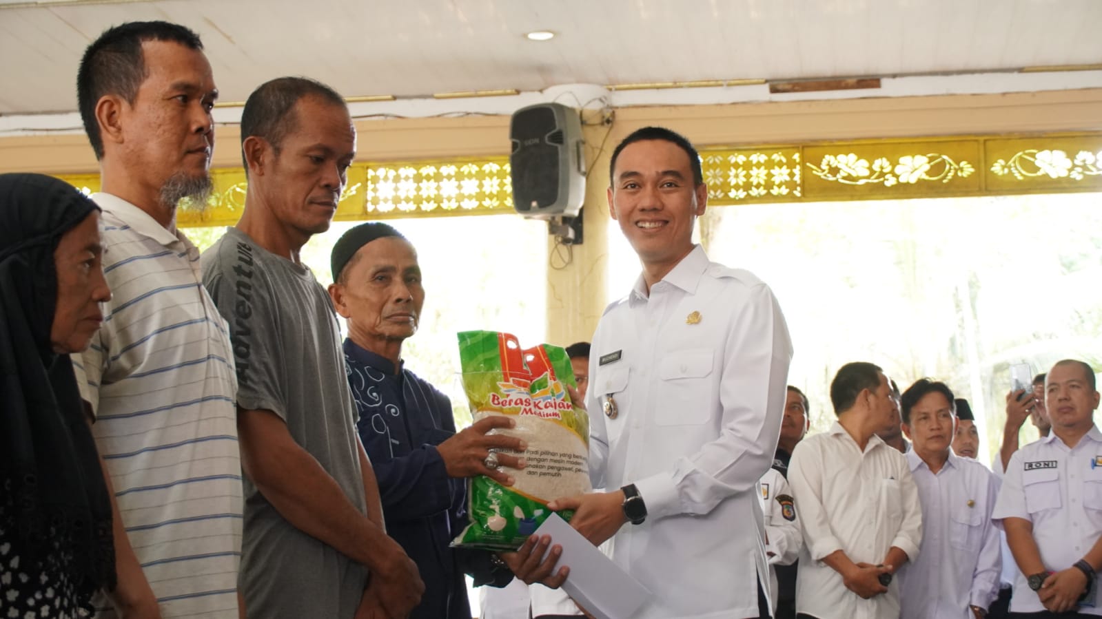 Lewat Program Bismilah, Bupati OKI Salurkan 1.129 Paket Beras ke Warga Kurang Mampu