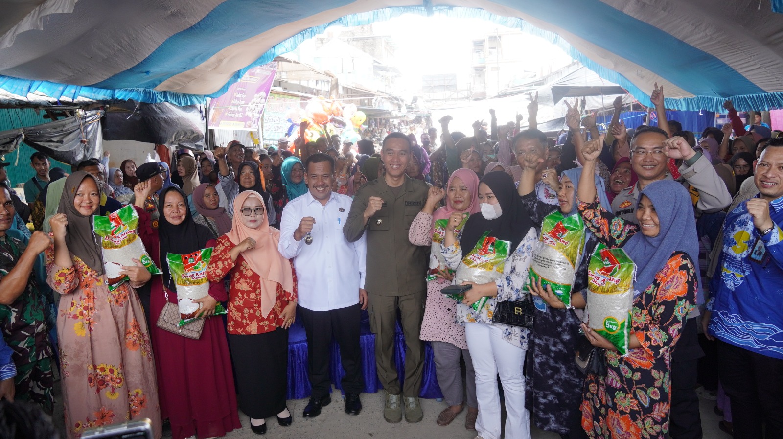 Pemkab OKI  Hadirkan Pasar Murah, Telur dan Minyak Goreng Diserbu Warga,