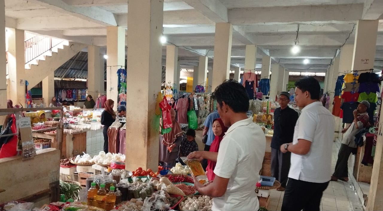 Satreskrim Polres Tanggamus dan Dinas Koperindag Sidak Pasar Gisting, Pastikan Stok Bahan Pokok Aman