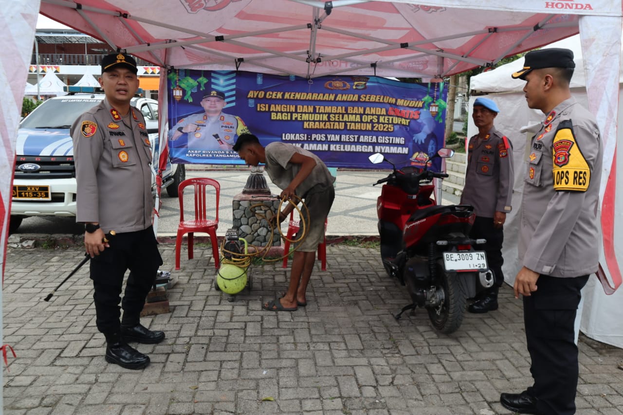 Pos Pelayanan Gisting Polres Tanggamus Sediakan Tambal Ban dan Isi Angin Gratis bagi Pemudik