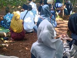 Viral Tradesi Gotong Royong Masyarakat Desa Banjarsari Bersih Bersih Makam