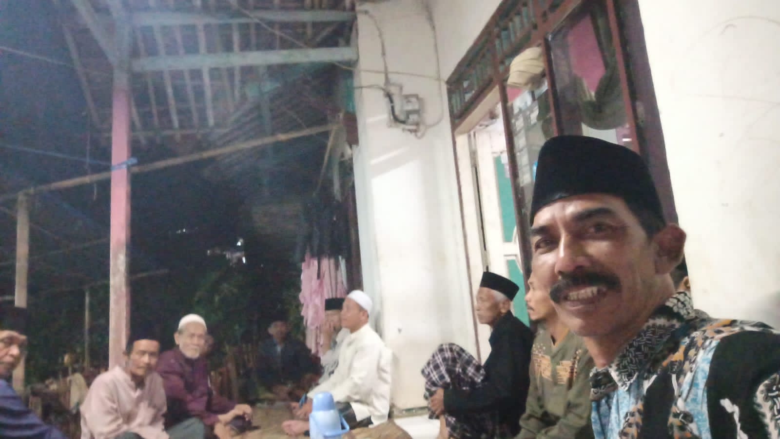 Kepala Desa Banjarsari Tujukan Kepeduliannya Dengan Ikut Tahlilan