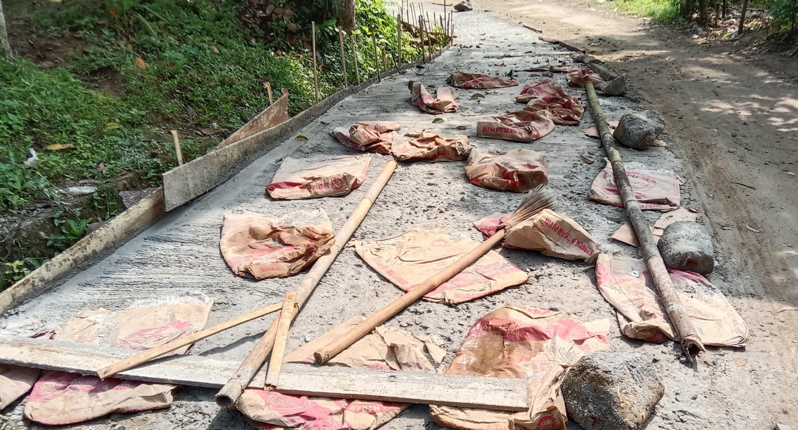 Begini Alesan Warga di Kampung Umbul: Bangun Jalan Pake Dana Swadaya Dari Masyarakat