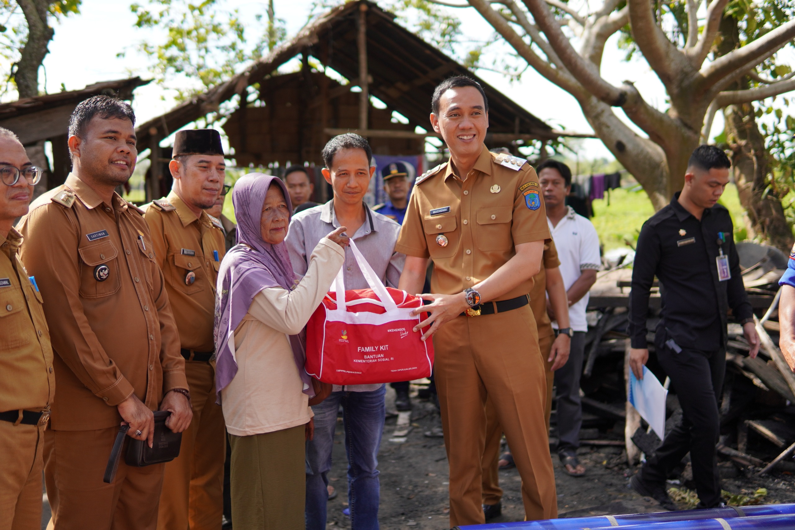 Bupati Muchendi Serahkan Santunan Korban Kebakaran Desa Celikah