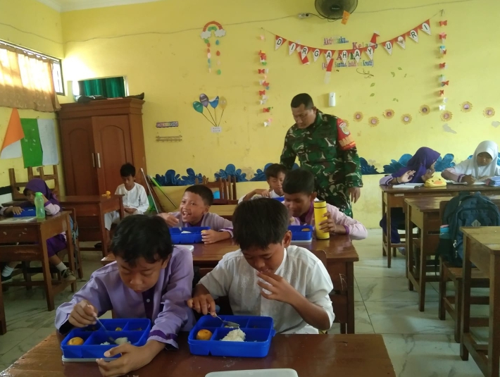 Monitoring Program MBG, Babinsa : Pendukung Generasi Penerus Bangsa