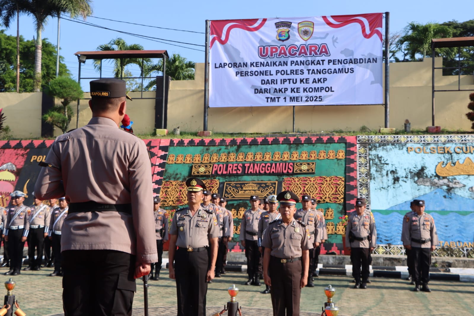 Kapolres Tanggamus Pimpin Upacara Kenaikan Pangkat Pengabdian Dua Personelnya