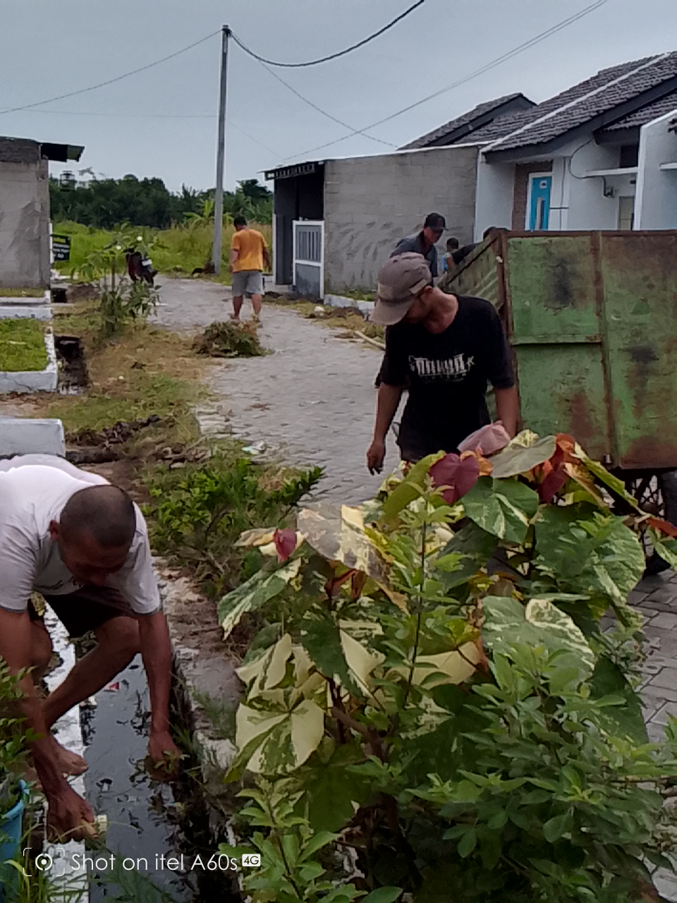 Kegiatan Kerja Bakti Membersihkan Saluran Air Di Lingkungan Blok A RT 04 RW 05 Perumahan Grand Taman Anggrek Suci