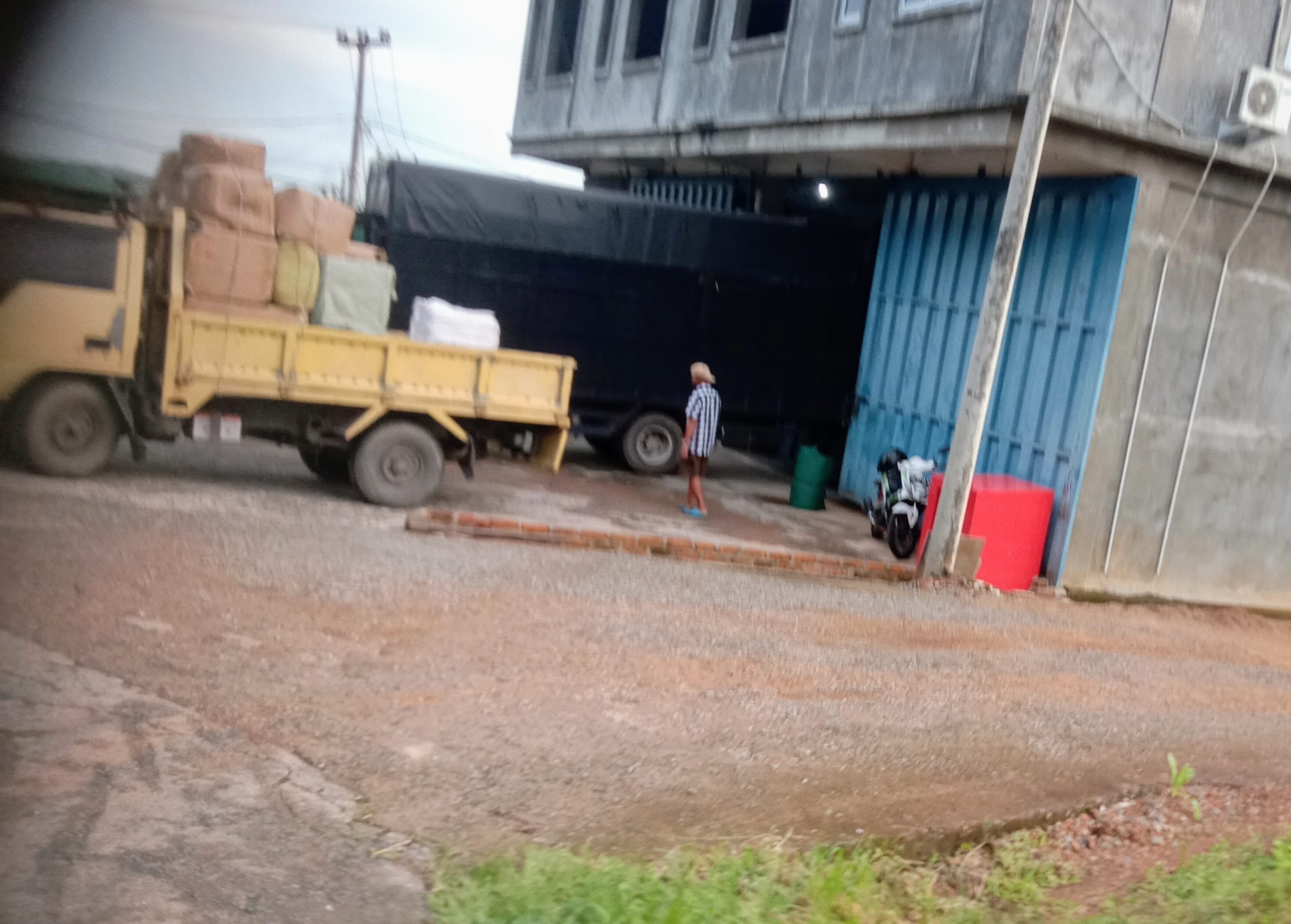 Aktivitas Mencurigakan Terendus di Gudang Ban Hang Kasturi