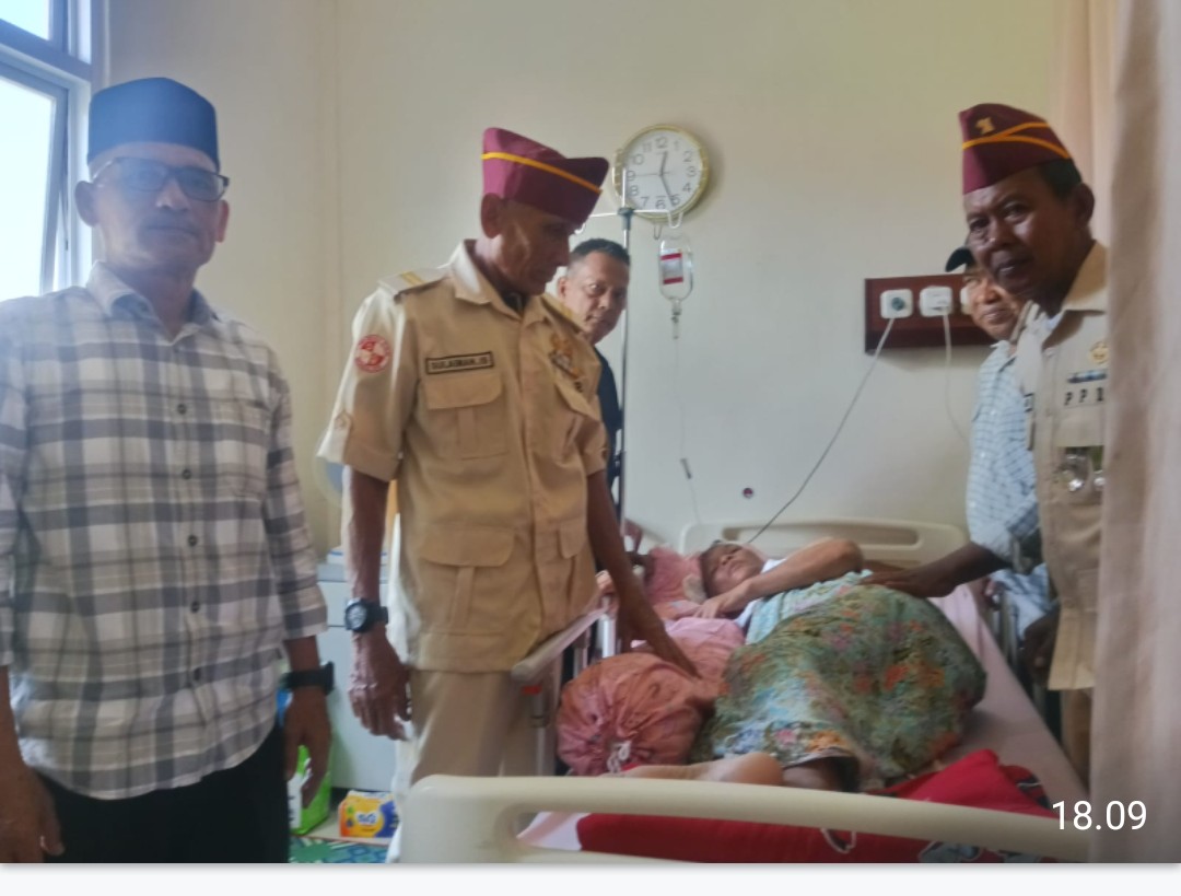 Bentuk Kepedulian PPIR Aceh Timur Besuk Serka (Purn) Jamaluddin di RSUD dr.Zubir Mahmud