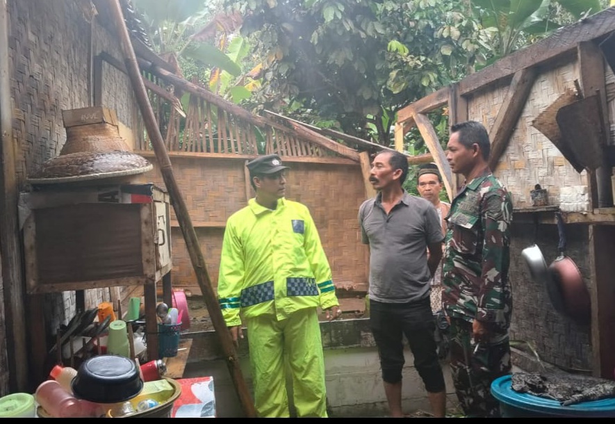 Tajul Arifin Kades Banjarsari Gerak Cepat Meninjau Rumah Warga Yang Tertimpah Pohon Kelapa