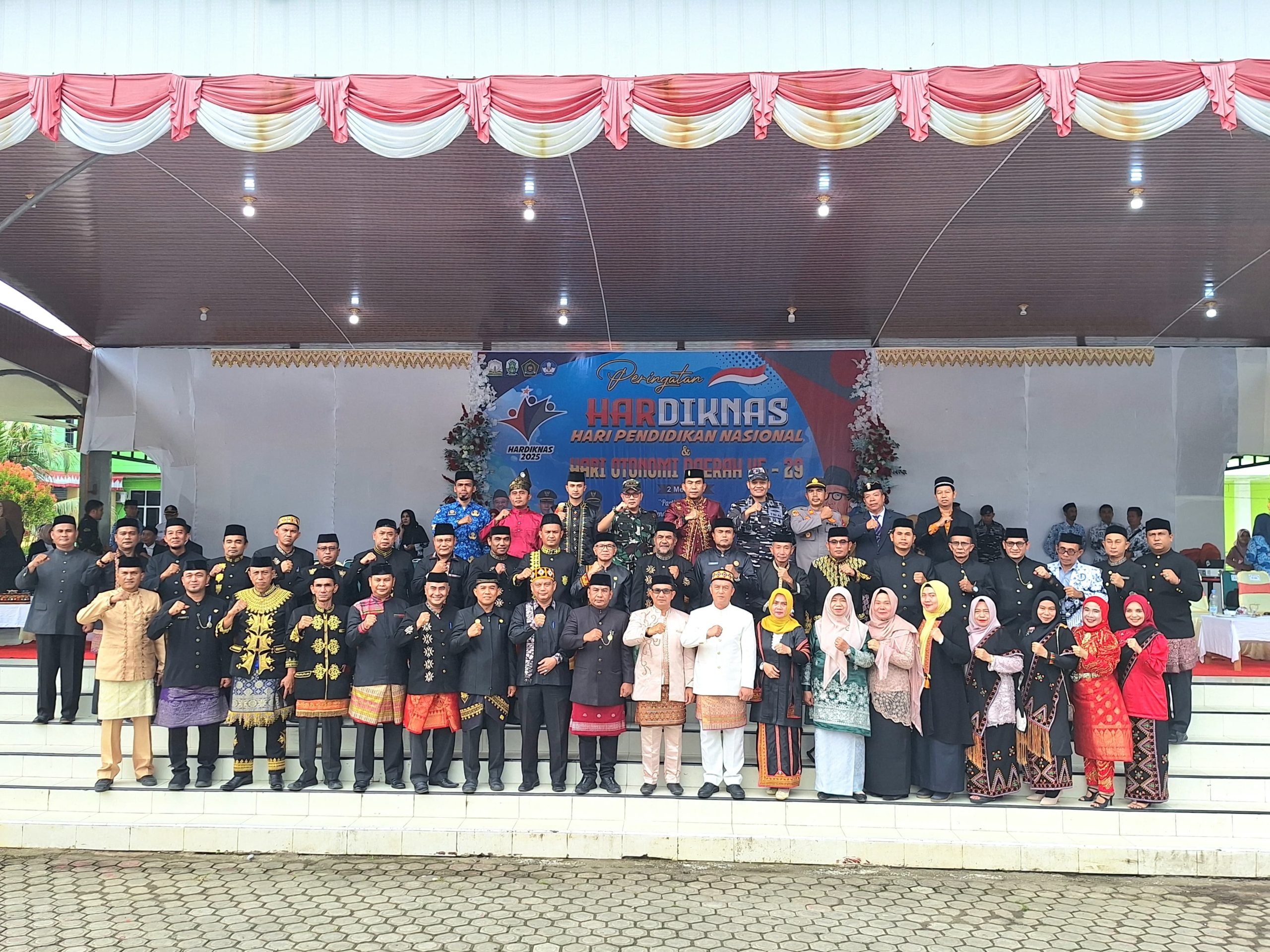 Danlanal Simeulue Ikuti Upacara Peringatan Hardiknas dan Hari Otonomi Daerah Tahun 2025