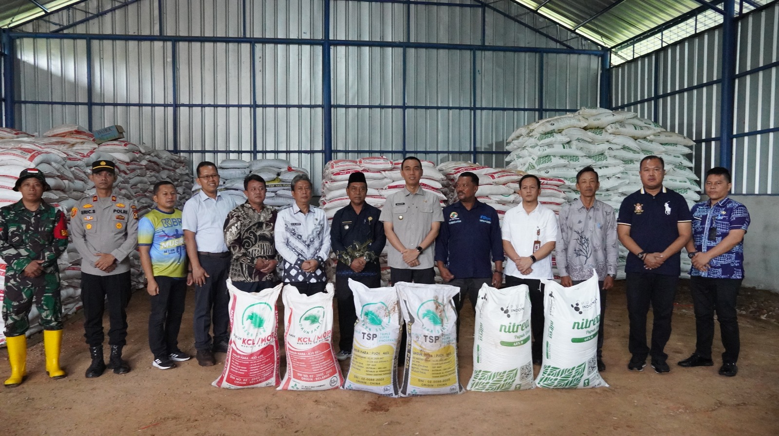 Bantu Petani Sawit, Bupati Muchendi Salurkan Sarpras dari BPDPKS Senilai 11,9 Miliar