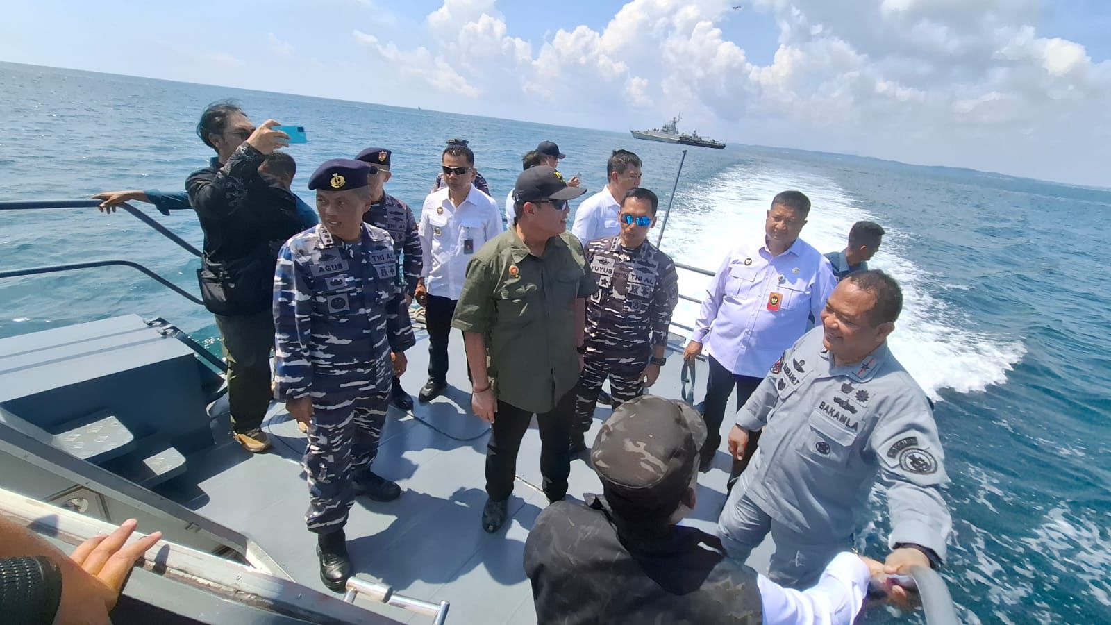 Danlanal Bintan Turut Dampingi Rombongan Kemenkopolhukam Tinjau Menara Suar Karang Singa
