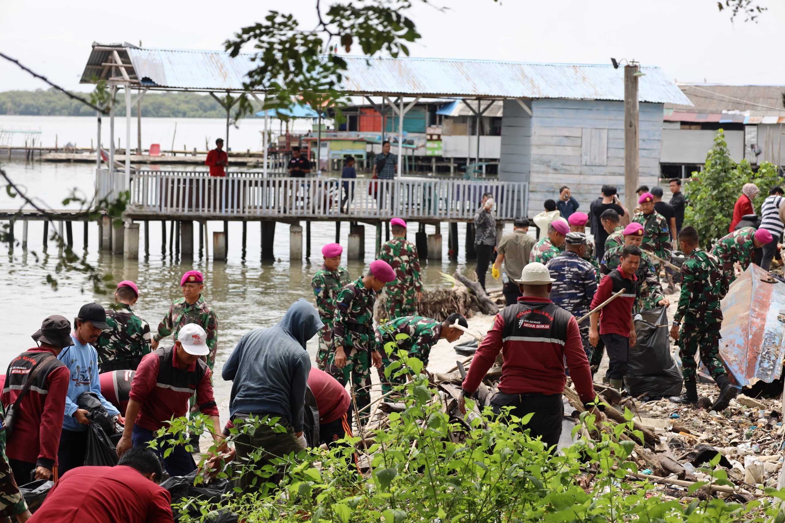 Ikatan Mahasiswa Muhammadiyah (IMM) Sumut Rayakan Milad Dengan Kegiatan “Clean Up” Lingkungan di Markas TNI AL