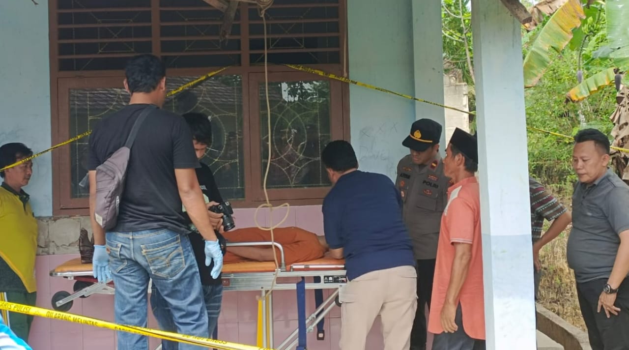 Polsek Pugung Bersama Tim Inafis Polres Tanggamus Lakukan Identifikasi Penemuan Remaja Gantung Diri di Areal Sekolah