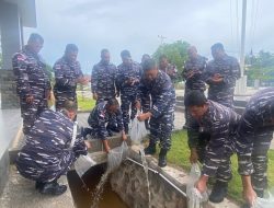 Danlanal Bintan Tabur Bibit Ikan Nila Untuk Mengurangi Pertumbuhan Jentik Nyamuk di Lingkungan Sekitar