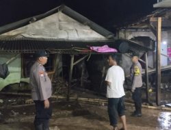 Polsek Pugung Identifikasi Banjir Bandang di Pekon Gunung Kasih Dan Bantu Warga Bersihkan Lumpur