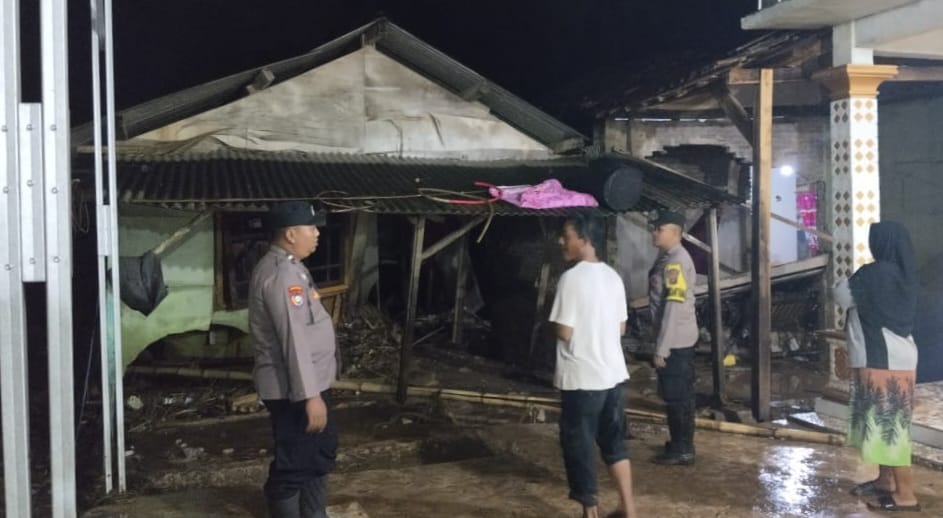 Polsek Pugung Identifikasi Banjir Bandang di Pekon Gunung Kasih Dan Bantu Warga Bersihkan Lumpur