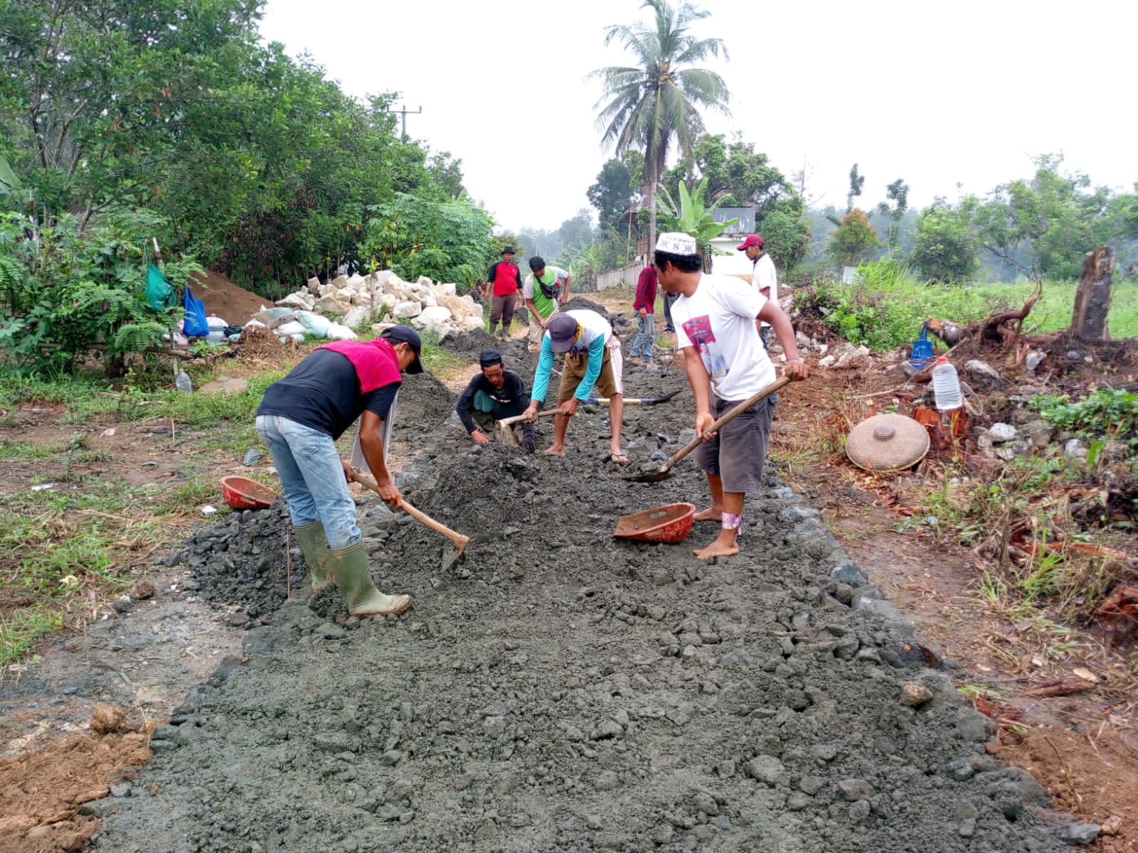 Pembangunan Jalan Pengerasan dan Pengerukan Jalan di Desa Sangiangtanjung Dalam Proses di Kerjakan