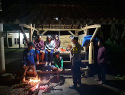 Gelar Patroli Dialogis, Bhabinkamtibmas Polsek Pulau Panggung Monitoring Ronda Malam di Ulu Belu Tanggamus
