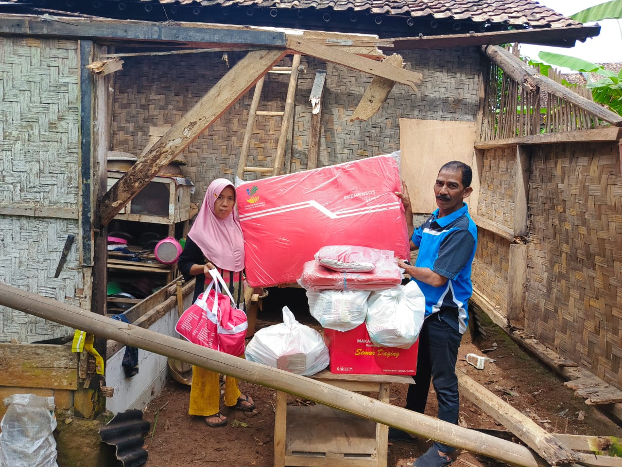 Gerak Capat Dinsos Lebak Salurkan Bantuan Kapada Ibu Jani