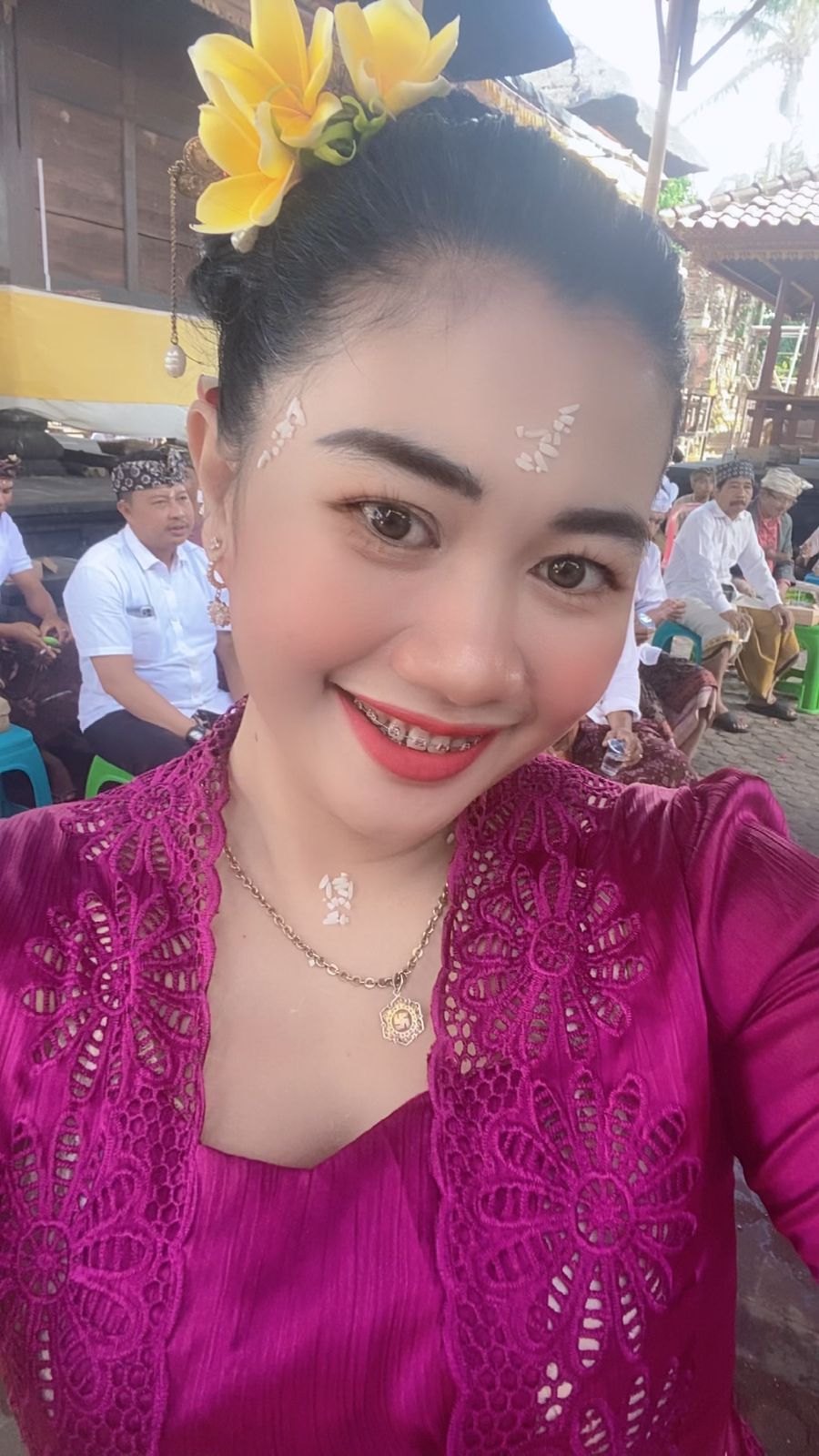 JANDA CANTIK BALI DUTA SAHABAT POLISI INDONESIA BERBAGI MAKANAN SEHAT DI PAPUA