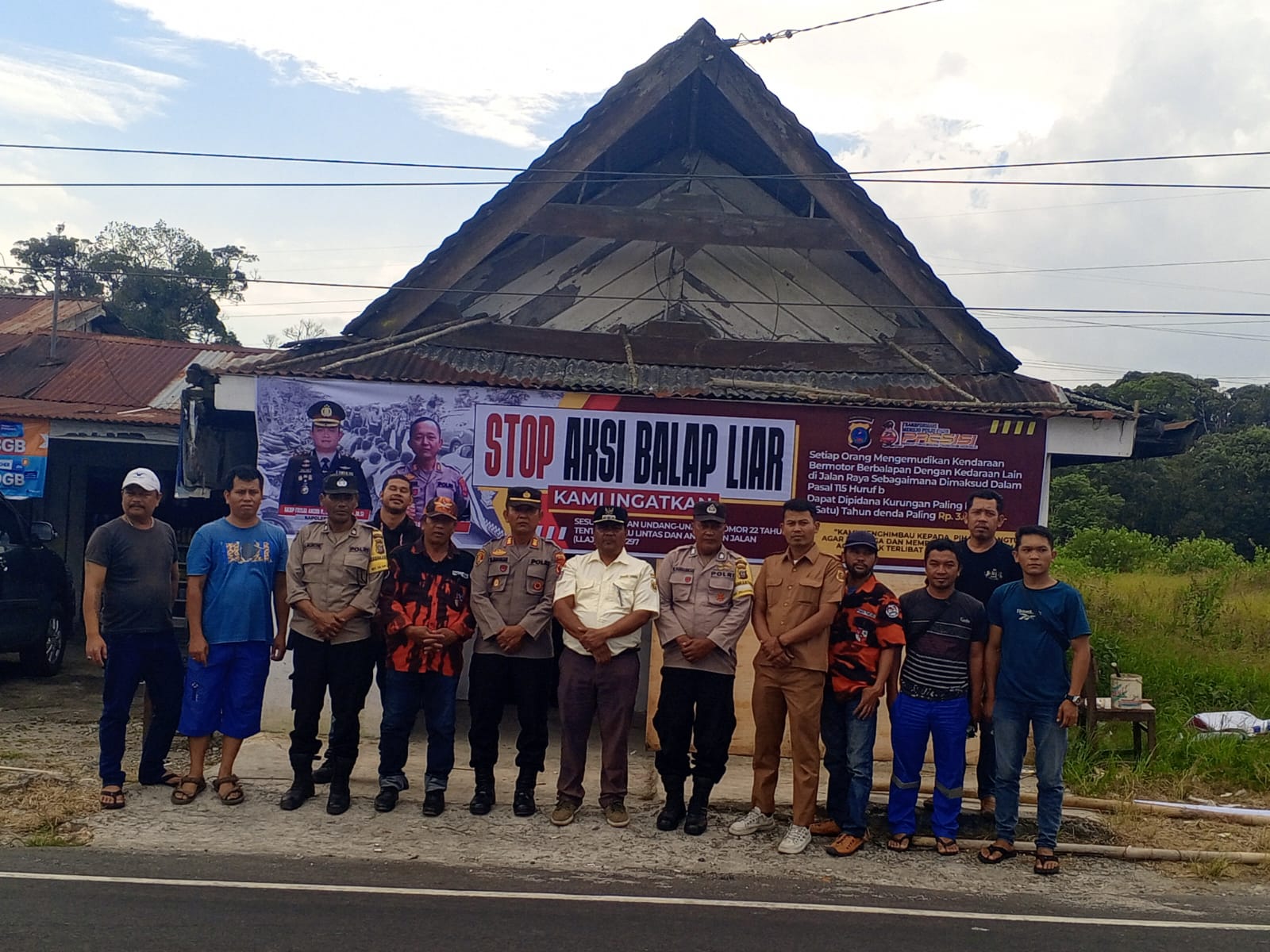 Jaga Kamtibmas, Kapolsek Sumbul Bersama Tokoh dan Ormas Pasang Spanduk Himbauan “Stop Balap Liar