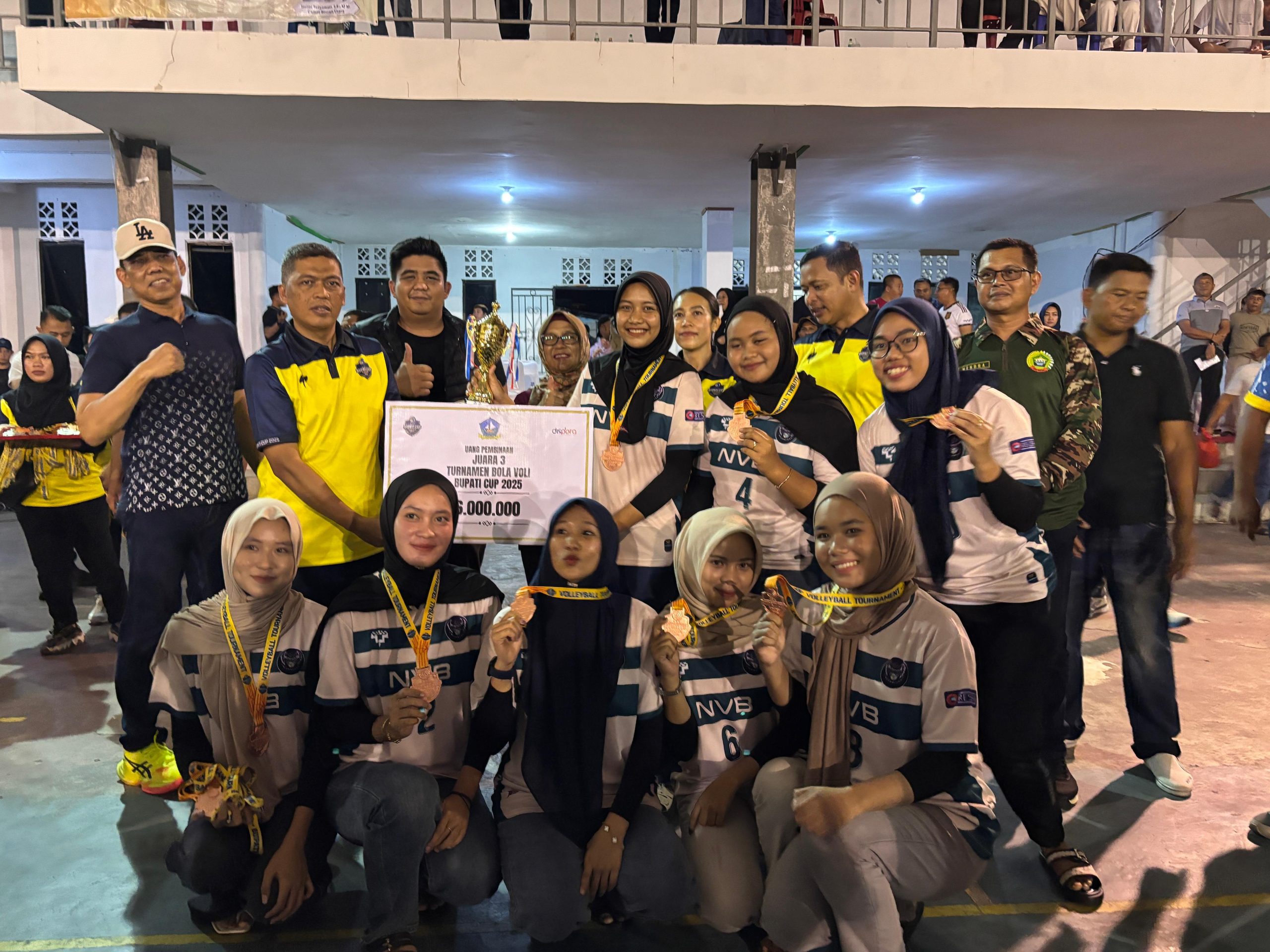 Danlanal Bintan Hadiri Acara Penutupan Turnamen Bola Voli Bupati Cup 2025