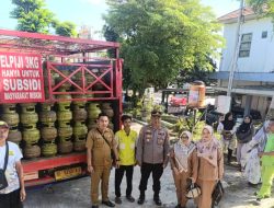 Kapolsek Talang Padang Pimpin Langsung Pengamanan Operasi Pasar Gas LPG 3 Kg Pemkab Tanggamus