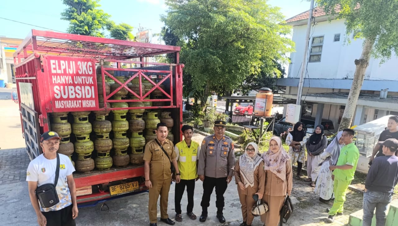 Kapolsek Talang Padang Pimpin Langsung Pengamanan Operasi Pasar Gas LPG 3 Kg Pemkab Tanggamus