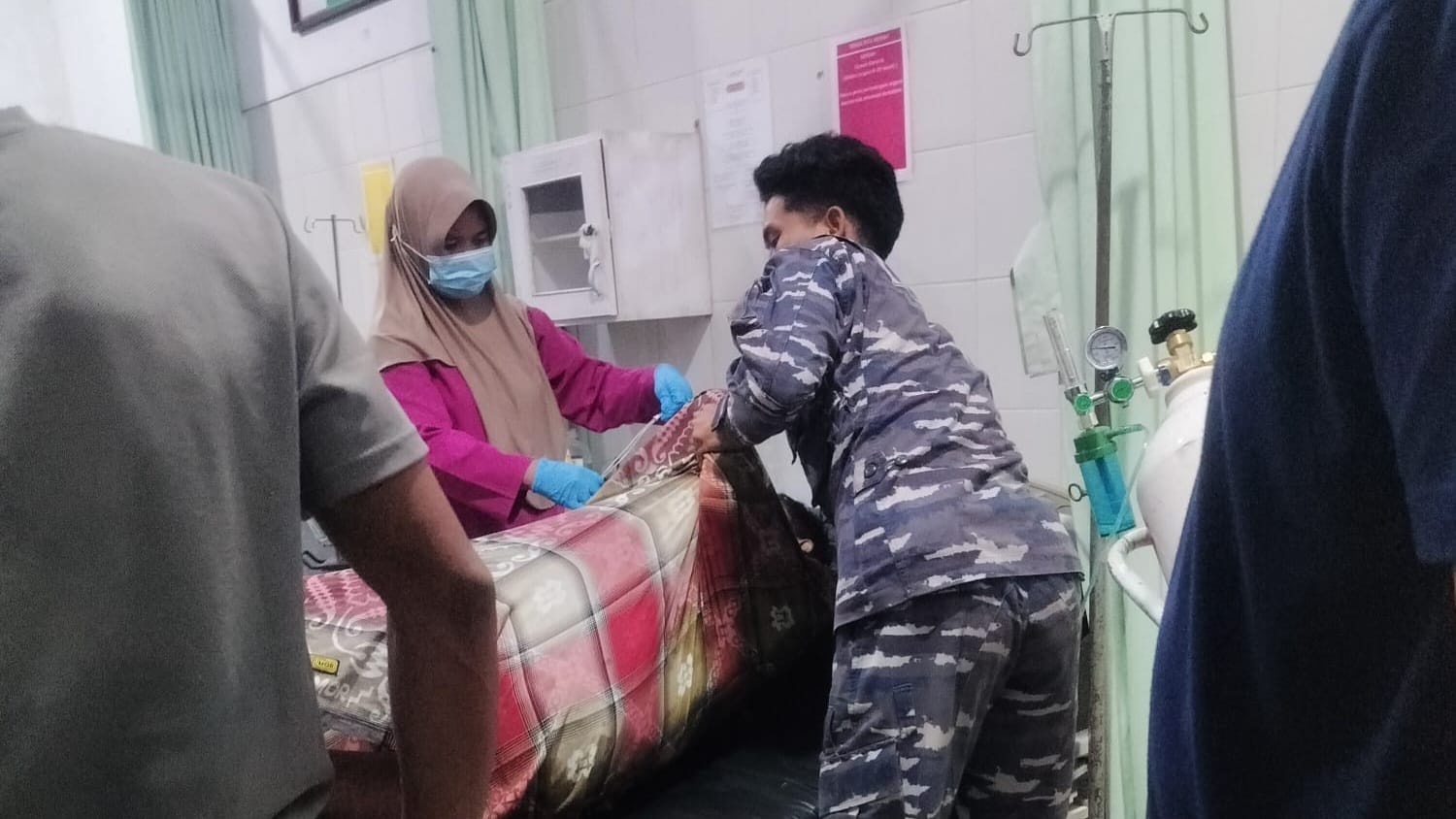 Aksi Cepat Personel Lanal Simeulue Menolong Masyarakat Tenggelam di Perairan Pantai Desa Padang Bakau Aceh Selatan