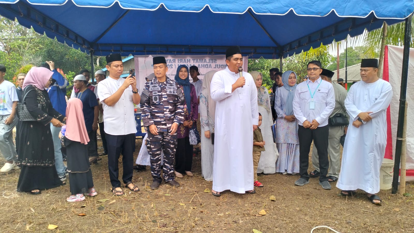Danlanal Bintan Dampingi Bupati Serahkan Sapi Kurban Presiden RI