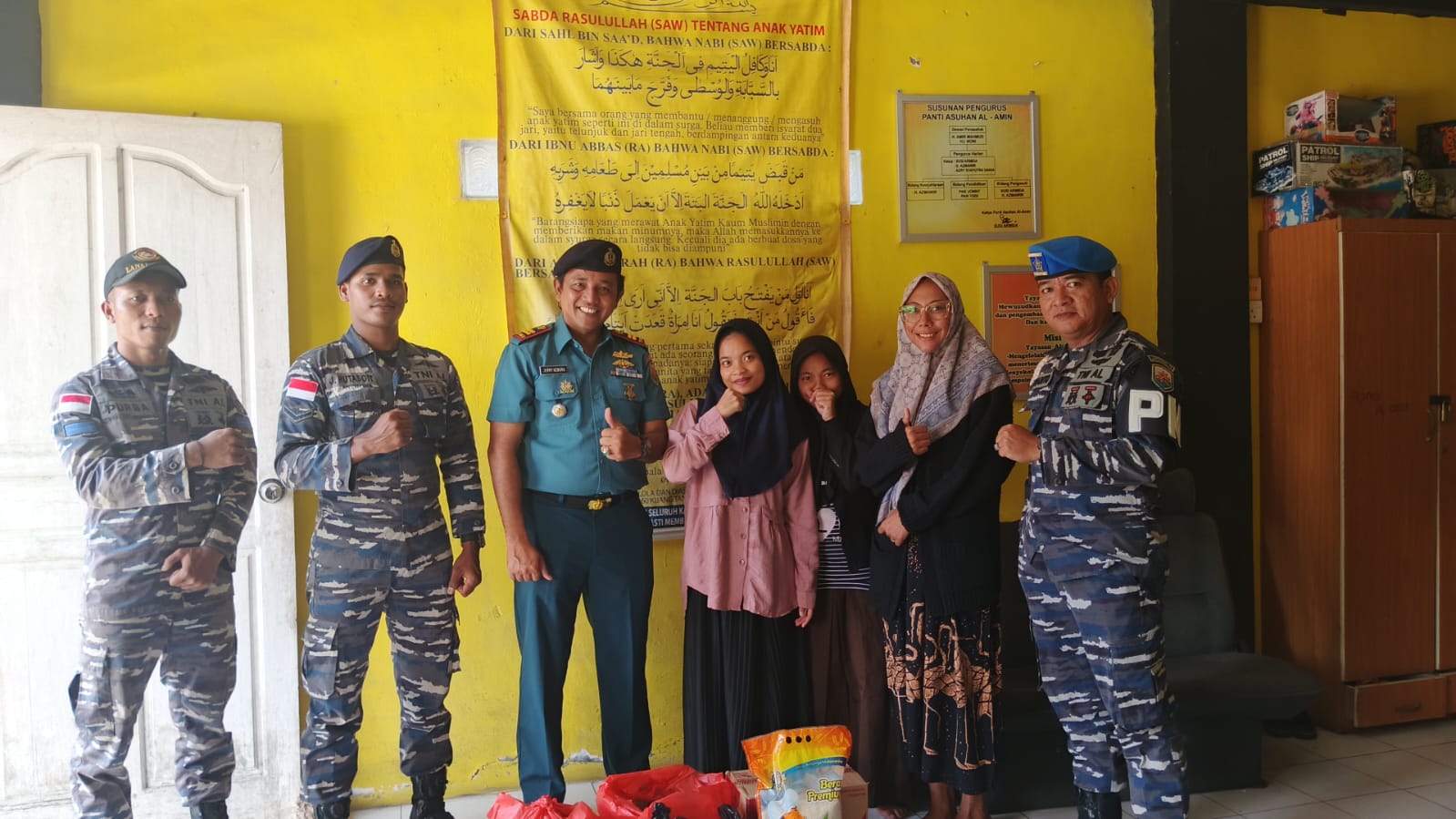 Berbagi Kasih, Lanal Bintan Bagikan Paket Sembako Ke Panti Asuhan