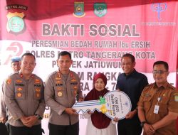 Bedah Rumah Hari Bhayangkara ke-79, Kapolres Metro Tangerang Kota Serahkan Kunci Rumah Warga di Jatiuwung