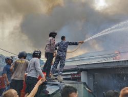 Aksi Cepat Prajurit Posal Bula Bantu Tim Damkar Atasi Kebakaran