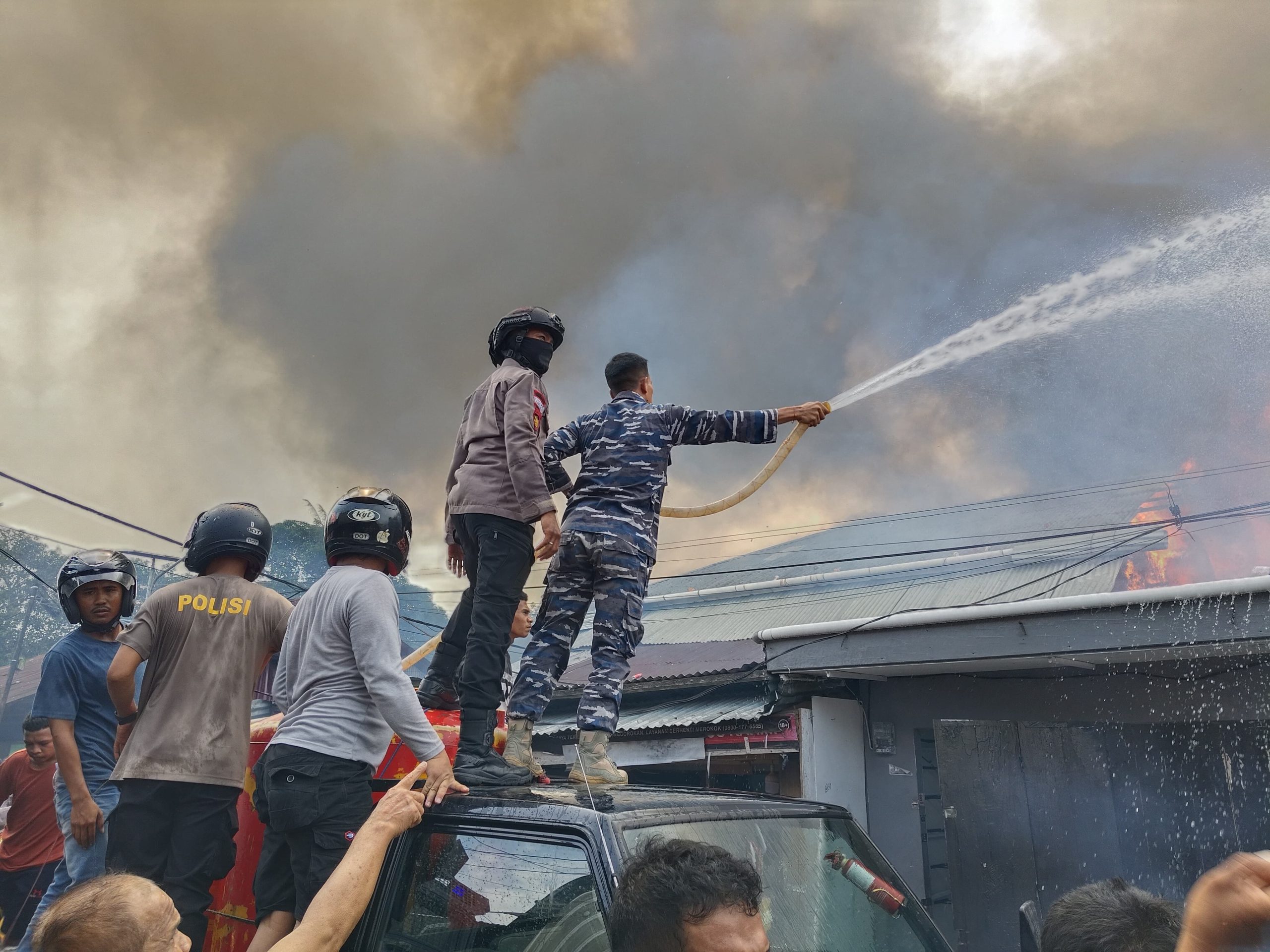 Aksi Cepat Prajurit Posal Bula Bantu Tim Damkar Atasi Kebakaran