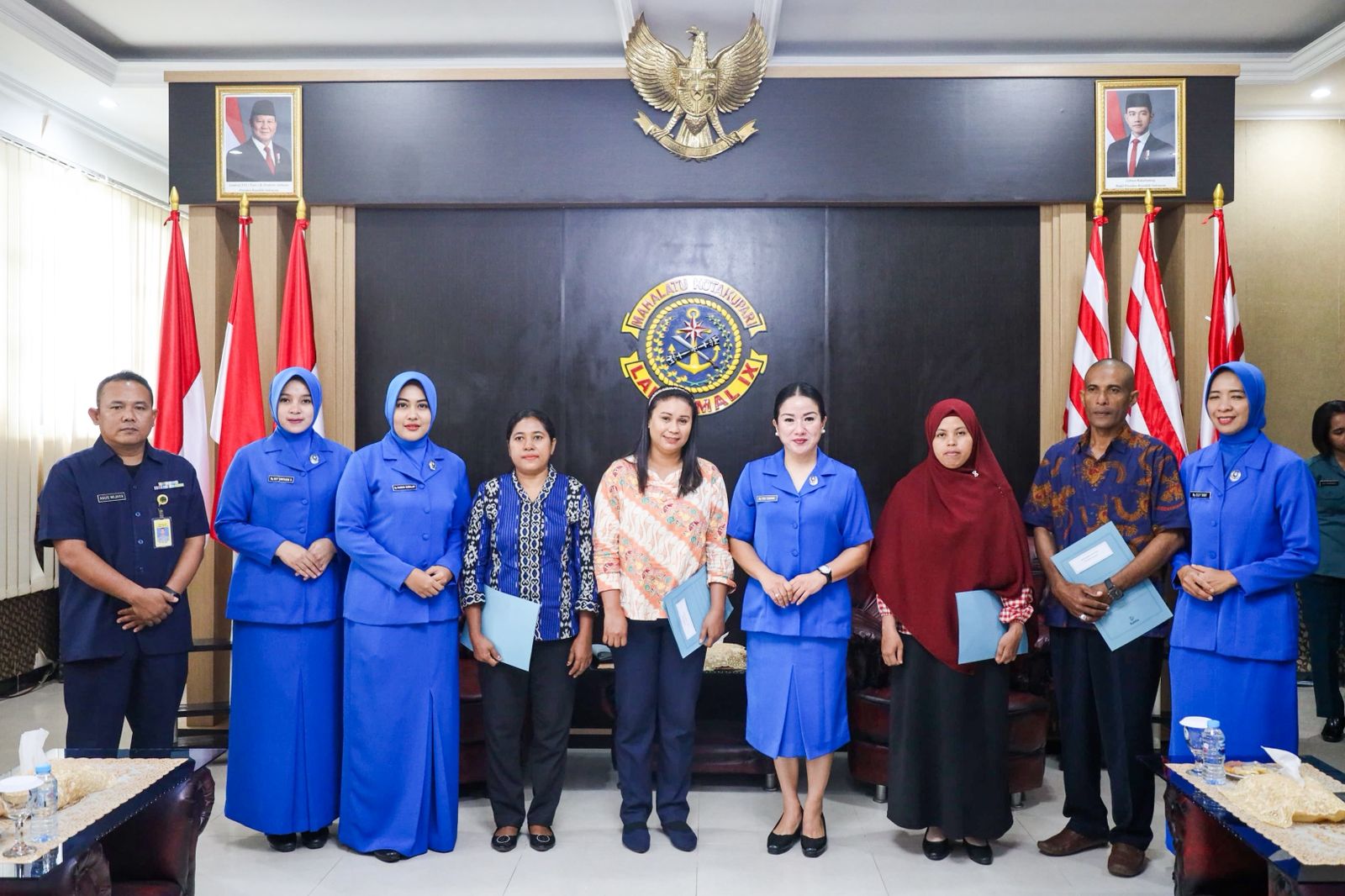 Danlantamal IX Didampingi Ibu Pengawas Cabang Ambon YHT Serahkan Gaji 13 Kepada Seluruh Pegawai Cabang Ambon Yayasan Hang Tuah
