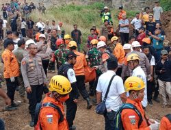 Dandim 0614/Kota Cirebon Saksikan Proses Evakuasi Korban Longsor Galian C di Argasunya