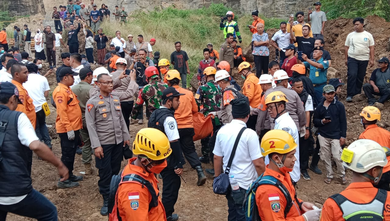Dandim 0614/Kota Cirebon Saksikan Proses Evakuasi Korban Longsor Galian C di Argasunya