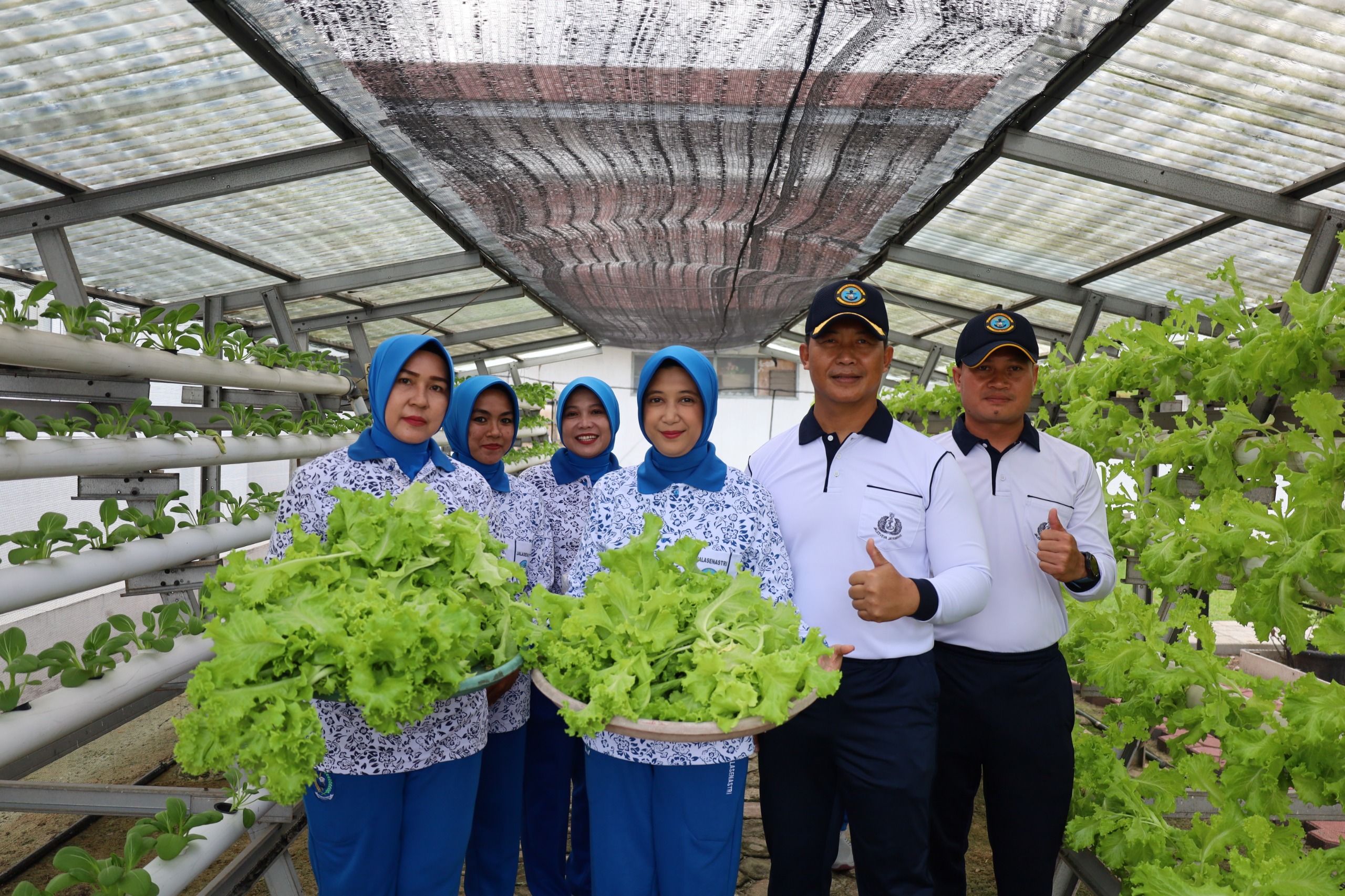 Turut Dukung Indonesia Sebagai Negara Swasembada Pangan, Lanal Dumai Tebar 50.000 Ekor Bibit Ikan Patin