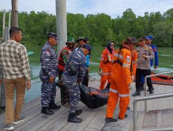 TNI AL Bersama Tim SAR Gabungan Berhasil Temukan Jenazah Nelayan Tenggelam di Perairan Beting Galah