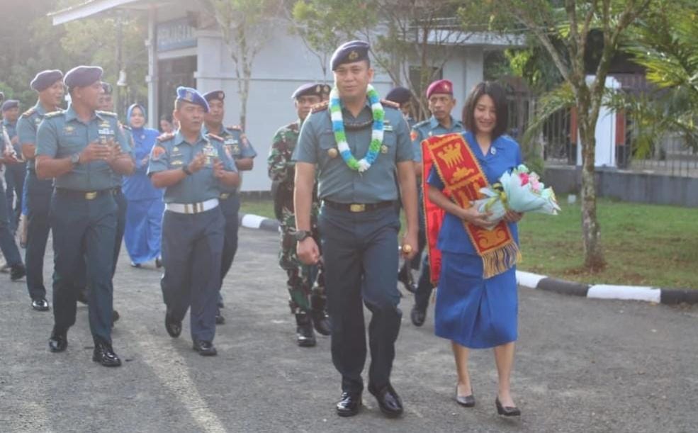 Tradisi Penyambutan Komandan Lanal Nias