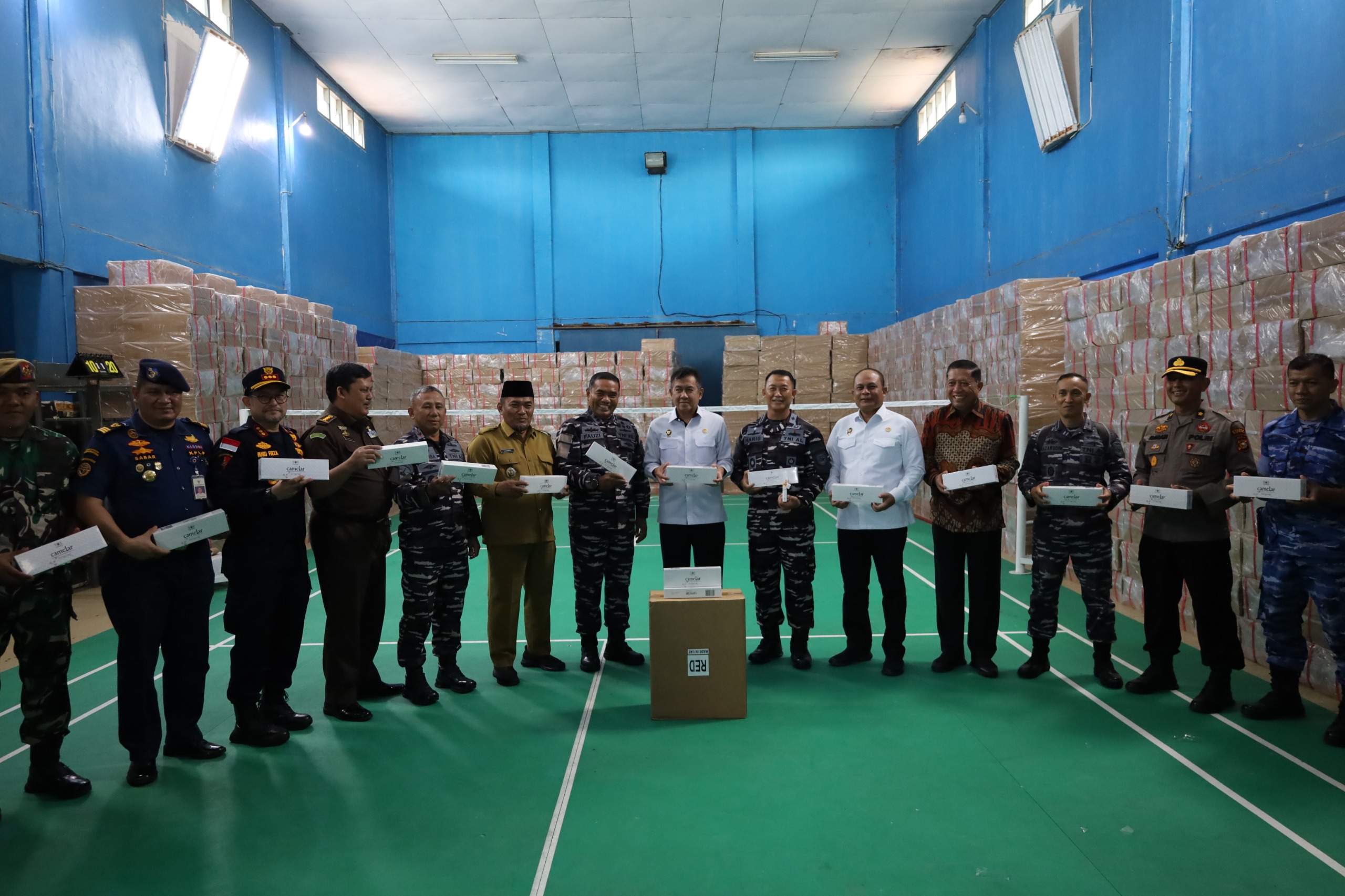 TNI Angkatan Laut Berhasil Amankan Kapal Pengangkut Rokok Ilegal Senilai 97,9 Milyar Rupiah di Perairan Riau